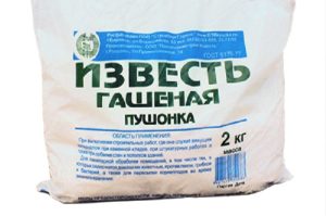 Улучшающая добавка для нейтрализации кислотности продается в строительных или садовых магазинах. Важно учесть, что известь гашеная не применяется одновременно с органическими удобрениями Улучшающая добавка для нейтрализации кислотности продается в строительных или садовых магазинах. Важно учесть, что известь гашеная не применяется одновременно с органическими удобрениями