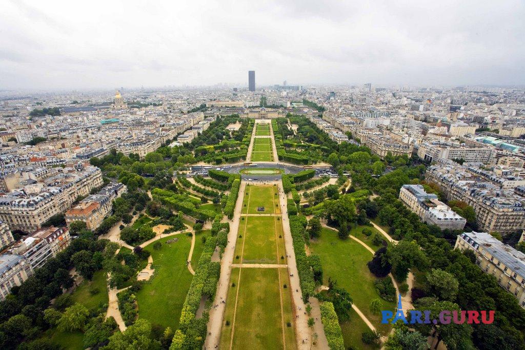 Paris world. Марсово поле Париж. Эйфелева башня Марсово поле. Парки Парижа Марсово поле. Марсово поле в Париже парк Трокадеро.