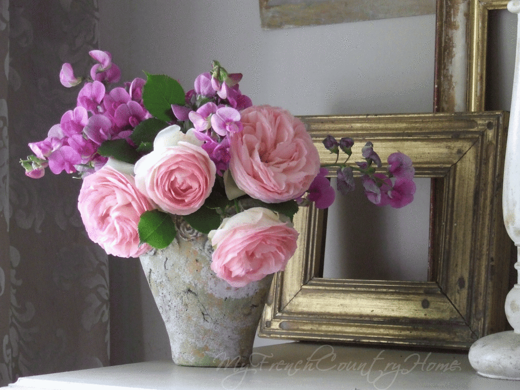 Роза хорошо стоит в срезке при добавлении в воду специальных удобрений. В букете можно создавать различные цветочные композиции.