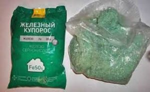 Железный купорос – это кристаллы ярко зеленого цвета. В продаже есть упаковки от 1 кг до 50 кг.