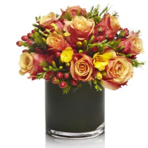 Необычная окраска цветка розы Cherry Brandy позволяет создавать роскошные флористические композиции.