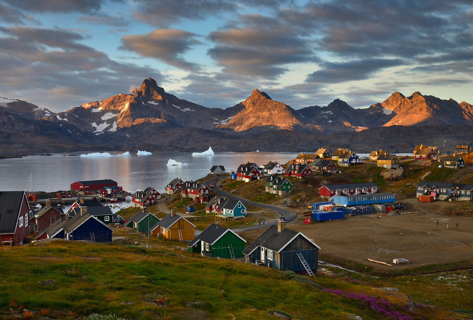 Что можно не брать в исландию. Нуук Гренландия. Остров Гренландия Нуук. Поселение Нуук Гренландия. Нуук остров Гренландия фото.