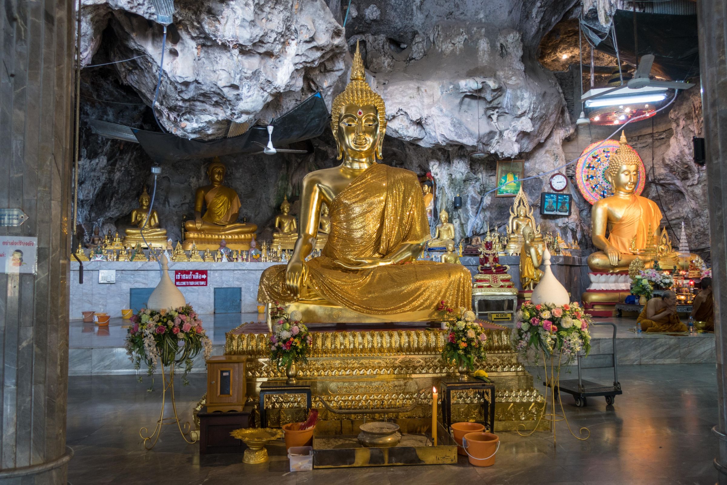 Статуя Будды тигровая пещера с лестницей