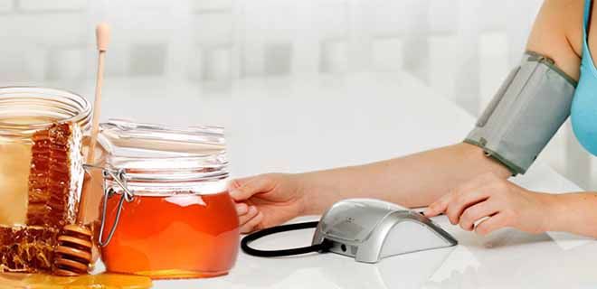 Как мед влияет на давление: понижает или повышает