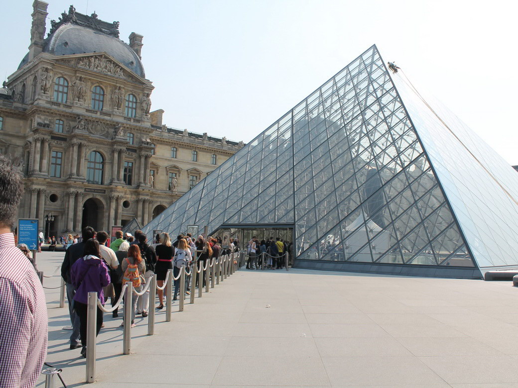 Туристы во Франции Лувр