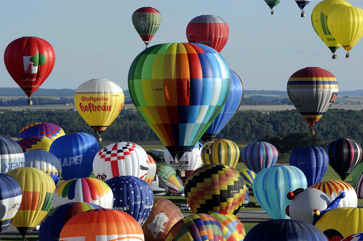 Шарик проходит. Лотарингский фестиваль воздушных шаров. Lorraine Mondial Air Ballons во Франции 2013. Фестиваль воздушных шаров во Франции. Цветные шары аэростаты.