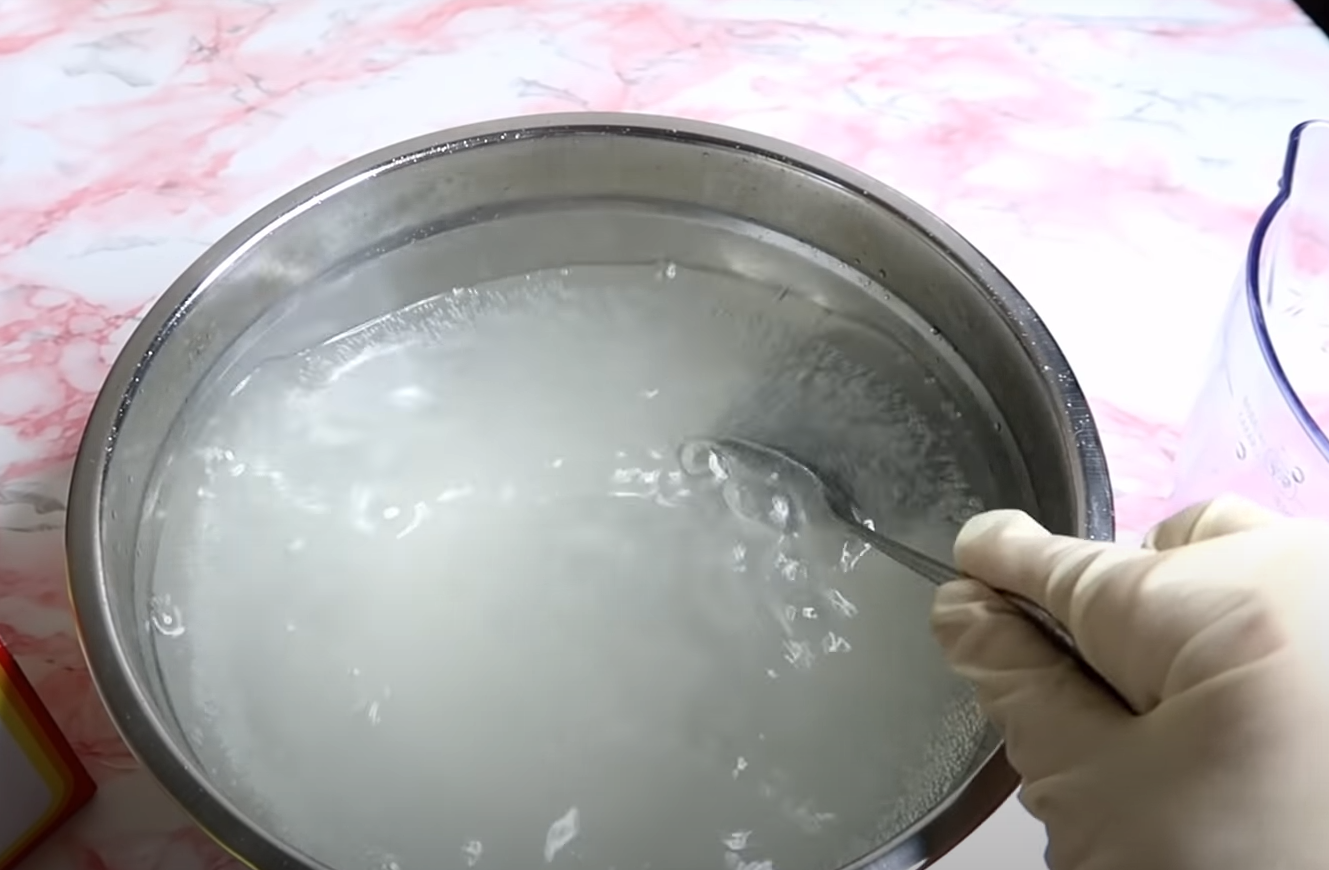 мужчина, который перемешивает смесь. отмыла до блеска. раствор который отмывает все до блеска мою всё. отмыла до блеска. раствор который отмывает все.